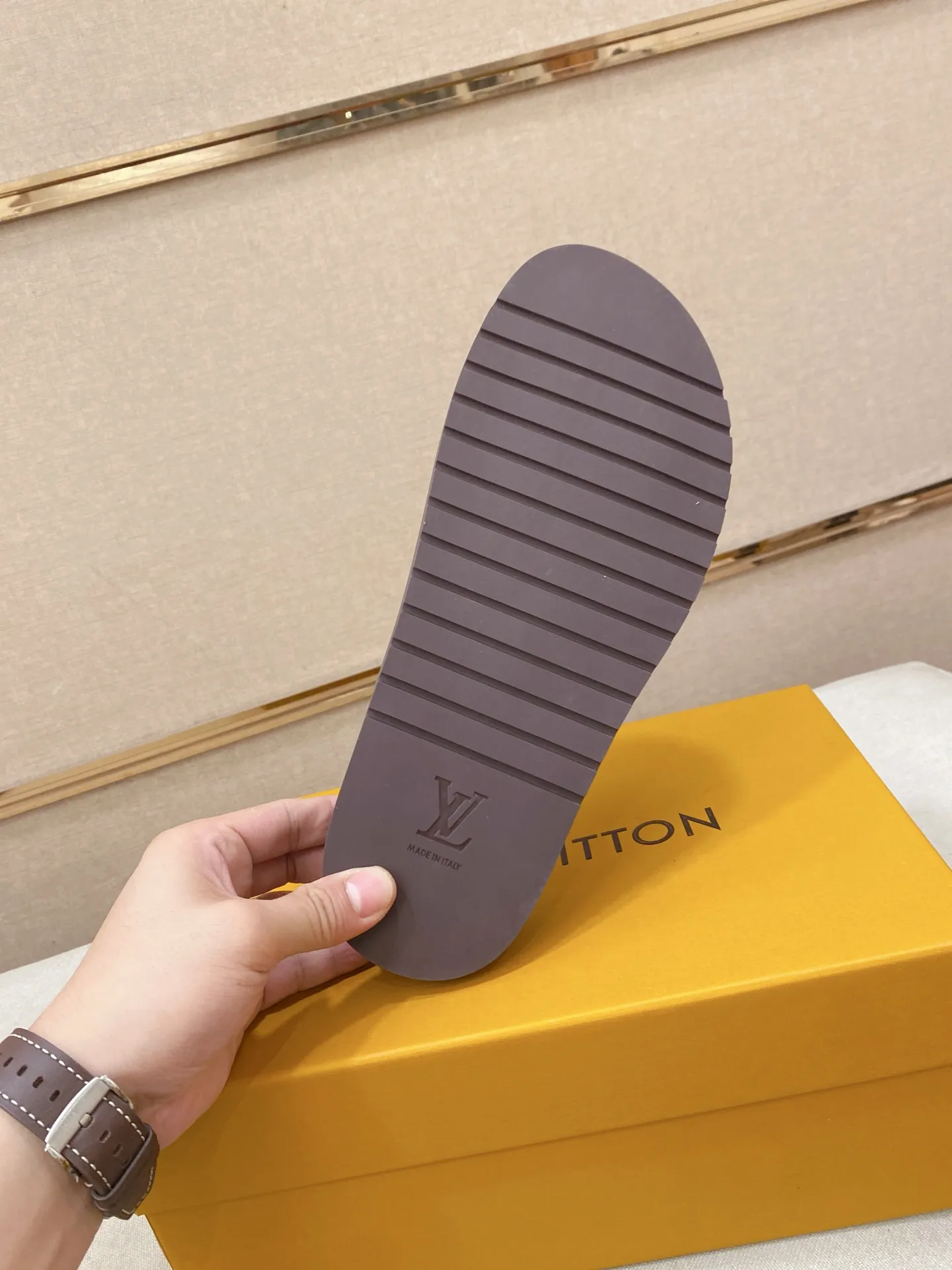 Men's shoes💰: 320💰Made by LV🔍Top purchasing agent, men's spring and summer slippers are available at the same counter. The uppers are made of cowhide imported from Italy, with logo graphics and high-quality craftsmanship. Soles: original soles specially provided by the original factory. Exclusive molded soles are super comfortable. Original goods with single order, 🔍🔍high quality, you can enter and exit the counter at will. Welcome to compare, code number 38-44.
